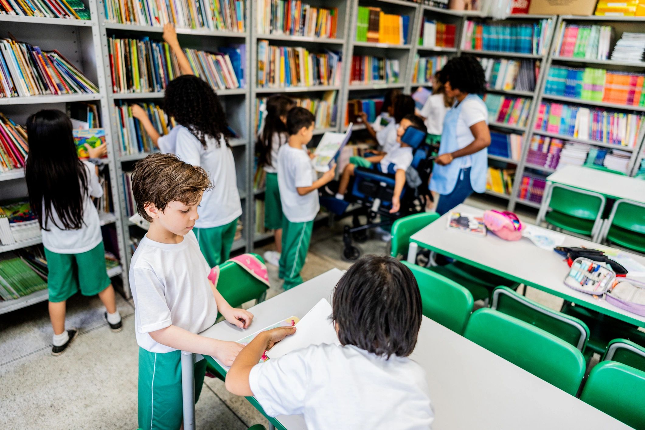 Children reading together in a school library
